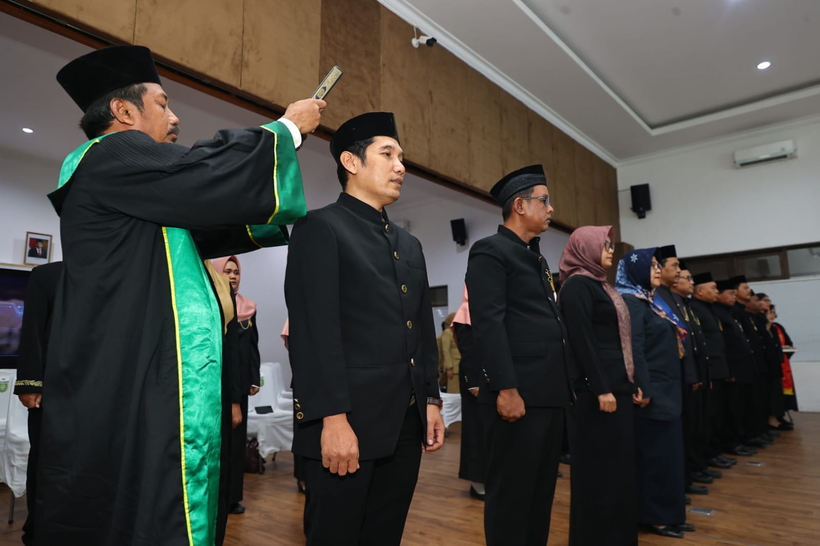 Foto 10 dari 10: Lantik 23 Pejabat, Wali Kota Sebut Masih Ada Pergeseran Lagi Dalam Waktu Dekat