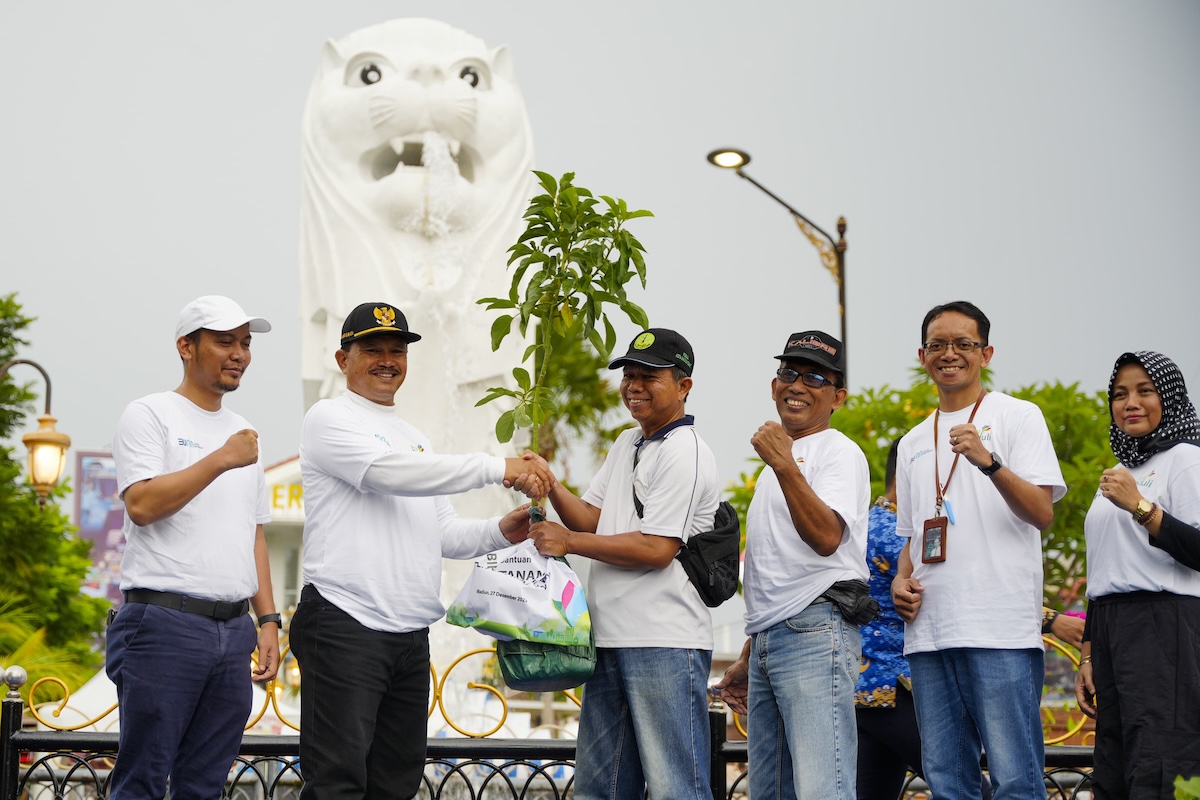 Foto 6 dari 8: Peduli Lingkungan, Pemkot - PLN Gelar Aksi Ambil Sampah Di PSC