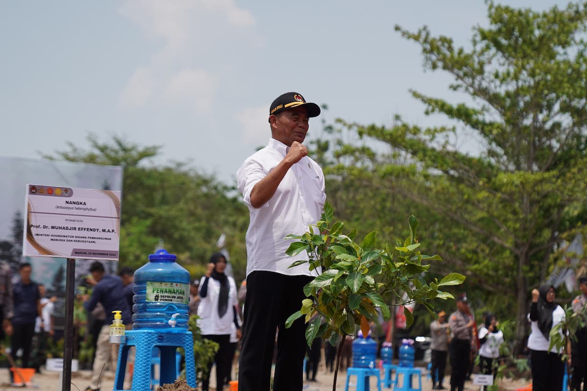 Foto 4 dari 8: Dampingi Menko PMK Dan Kapolri, Wali Kota Dukung Program Penanaman 10 Juta Pohon Di Madiun