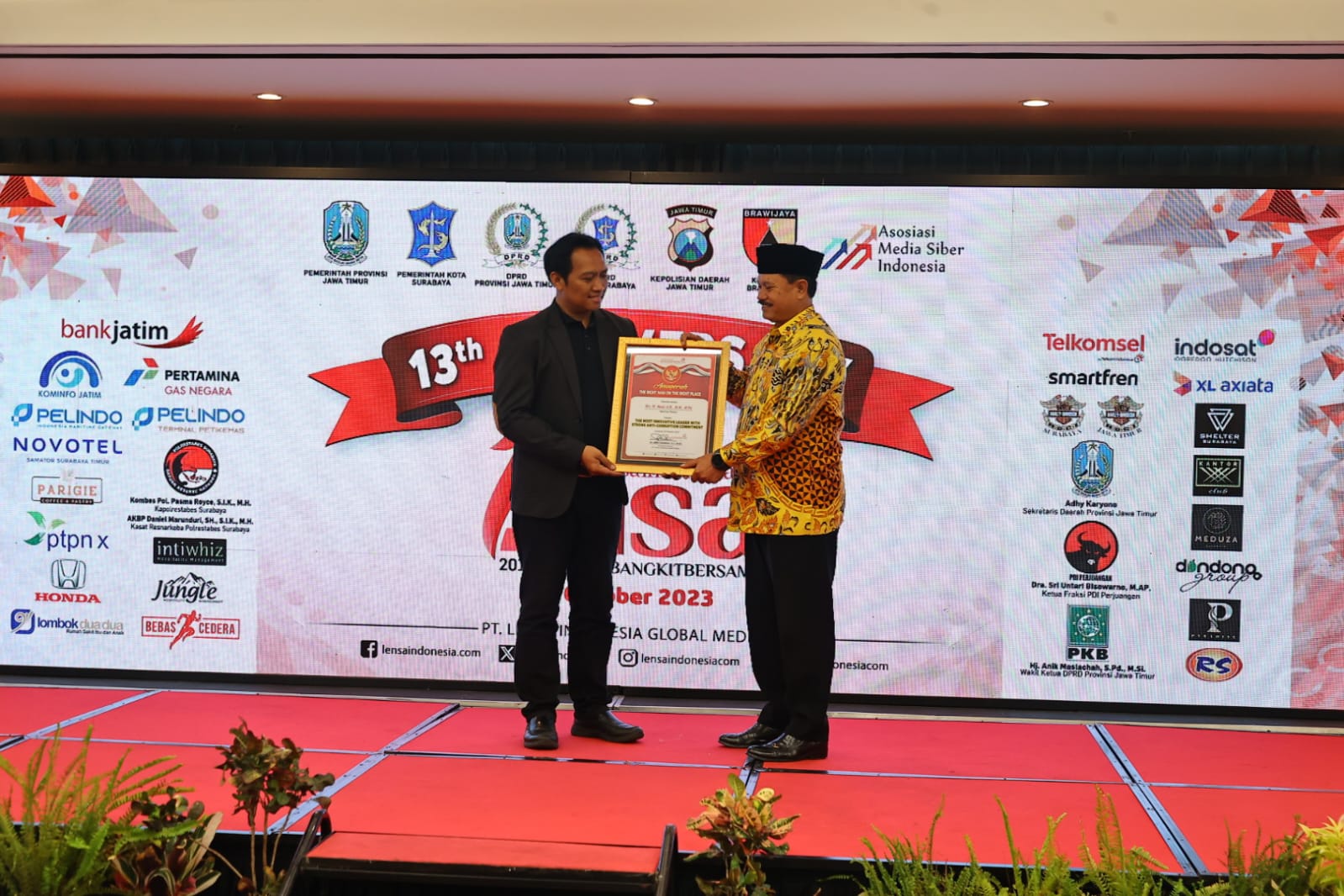 Foto 1 dari 5: Dapat Penghargaan Lagi, Wali Kota Raih Penghargaan The Right Man On The Right Place dari Lensa Indonesia Kali Ini