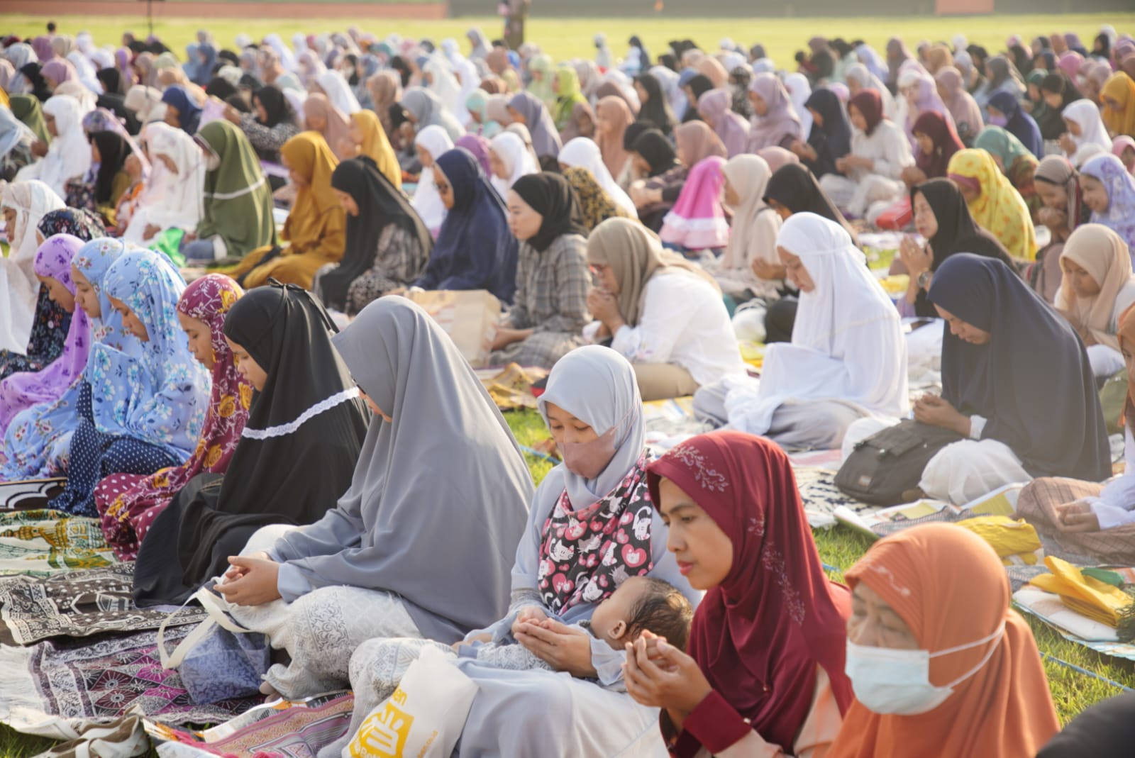 Foto 9 dari 10: Potret Khusyuk Salat Idul Fitri Jamaah Muhammadiyah di Berbagai Sudut Kota