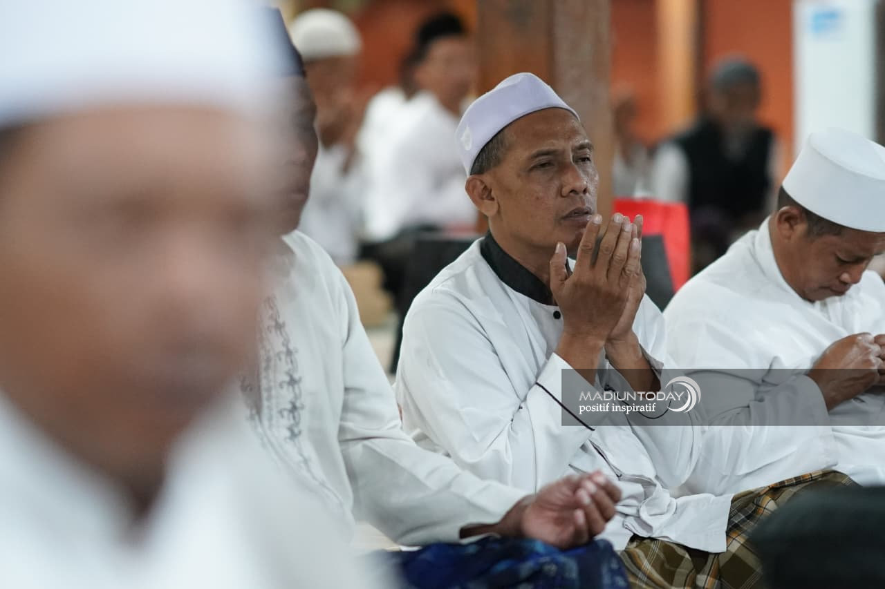 Foto 32 dari 33: Kesenian Klasik Gembrungan Hidupkan Malam Manggulan Grebeg Maulud Kota Pendekar