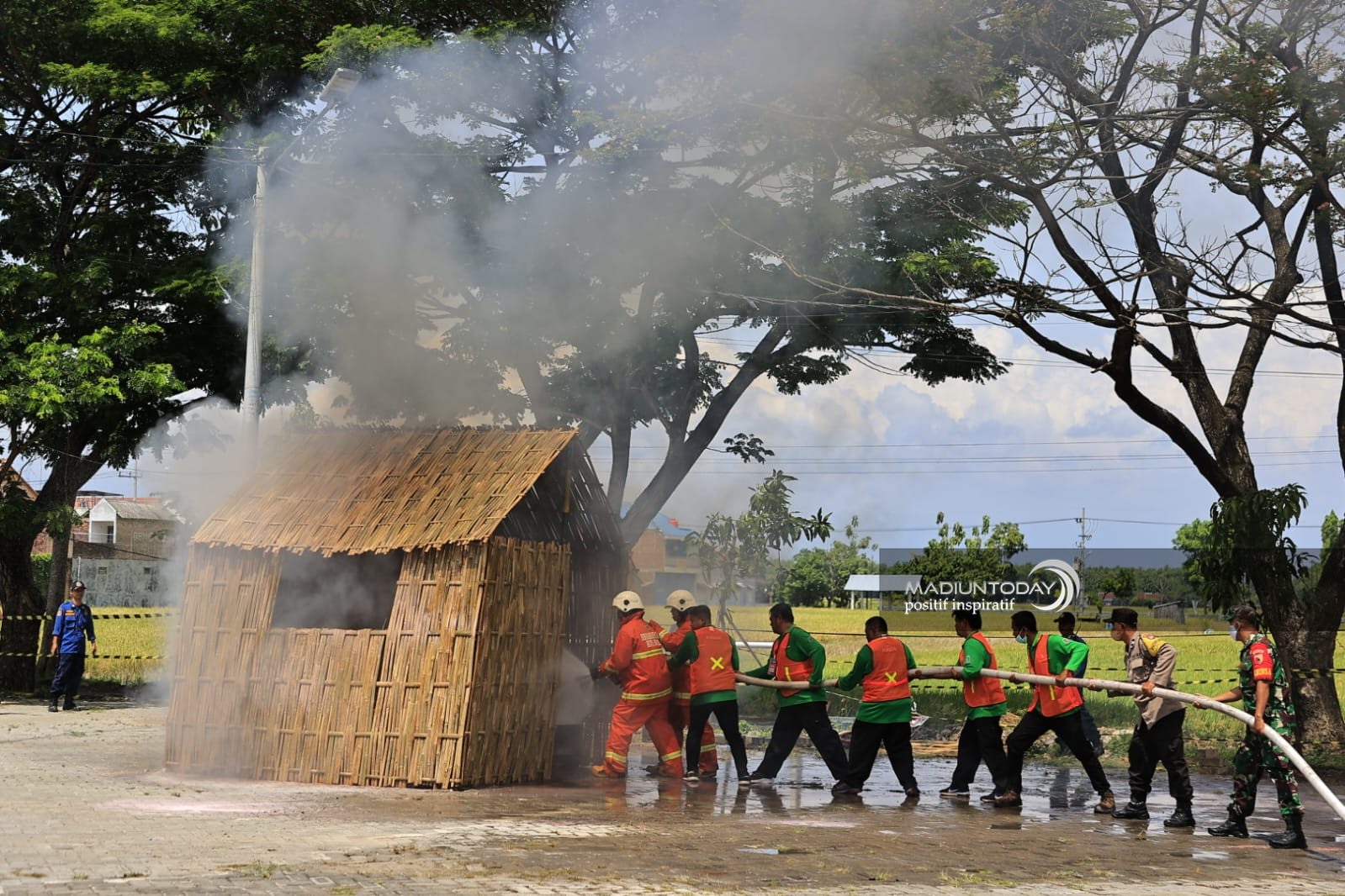 Foto 7 dari 8: Rusunawa Dilalap Si Jago Merah, Petugas Cekatan Padamkan Api Kebakaran