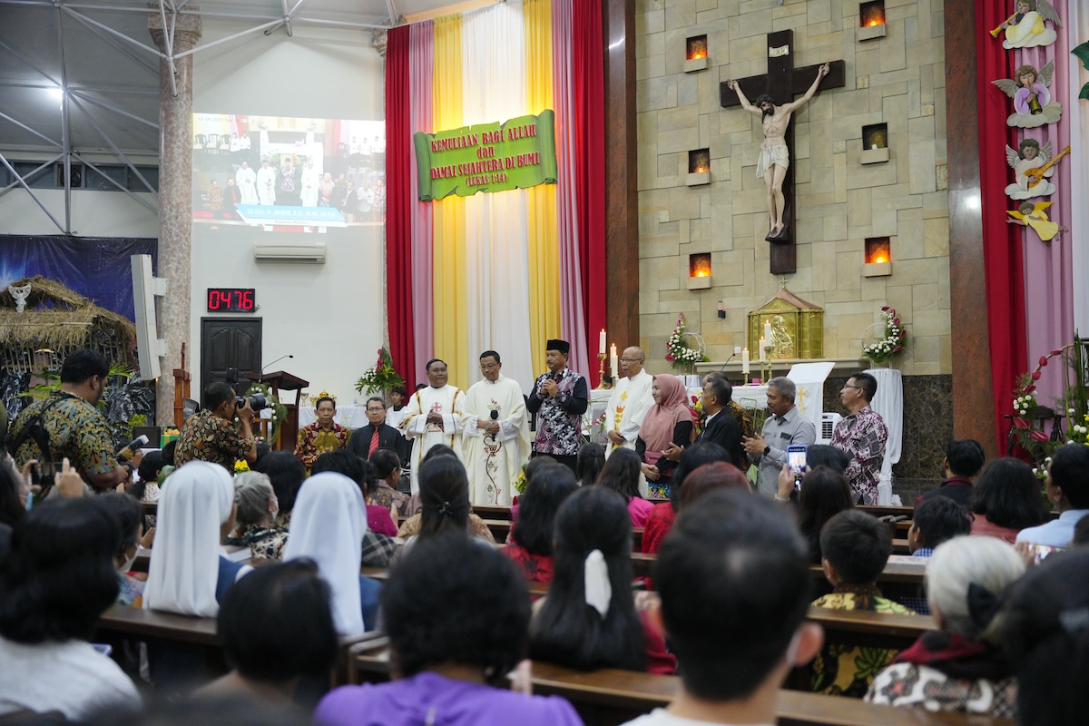Foto 5 dari 8: Tinjau Pelaksanaan Ibadah Natal di Sejumlah Gereja, Wali Kota Pastikan Perayaan Natal Aman dan Nyaman di Kota Pendekar