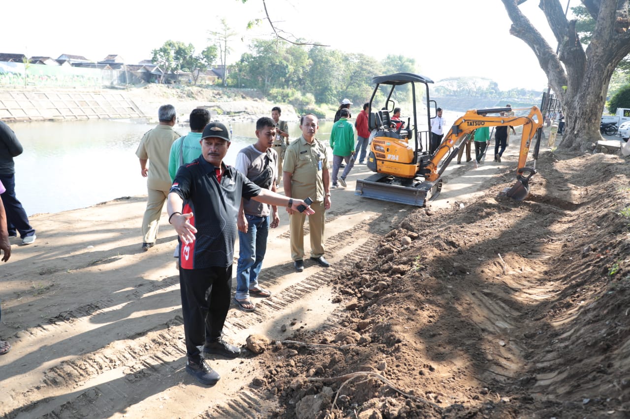 Foto 9 dari 10: Pastikan Sesuai Progres, Wali Kota Kembali Tinjau Lokasi Calon Wisata Air Bantaran Madiun
