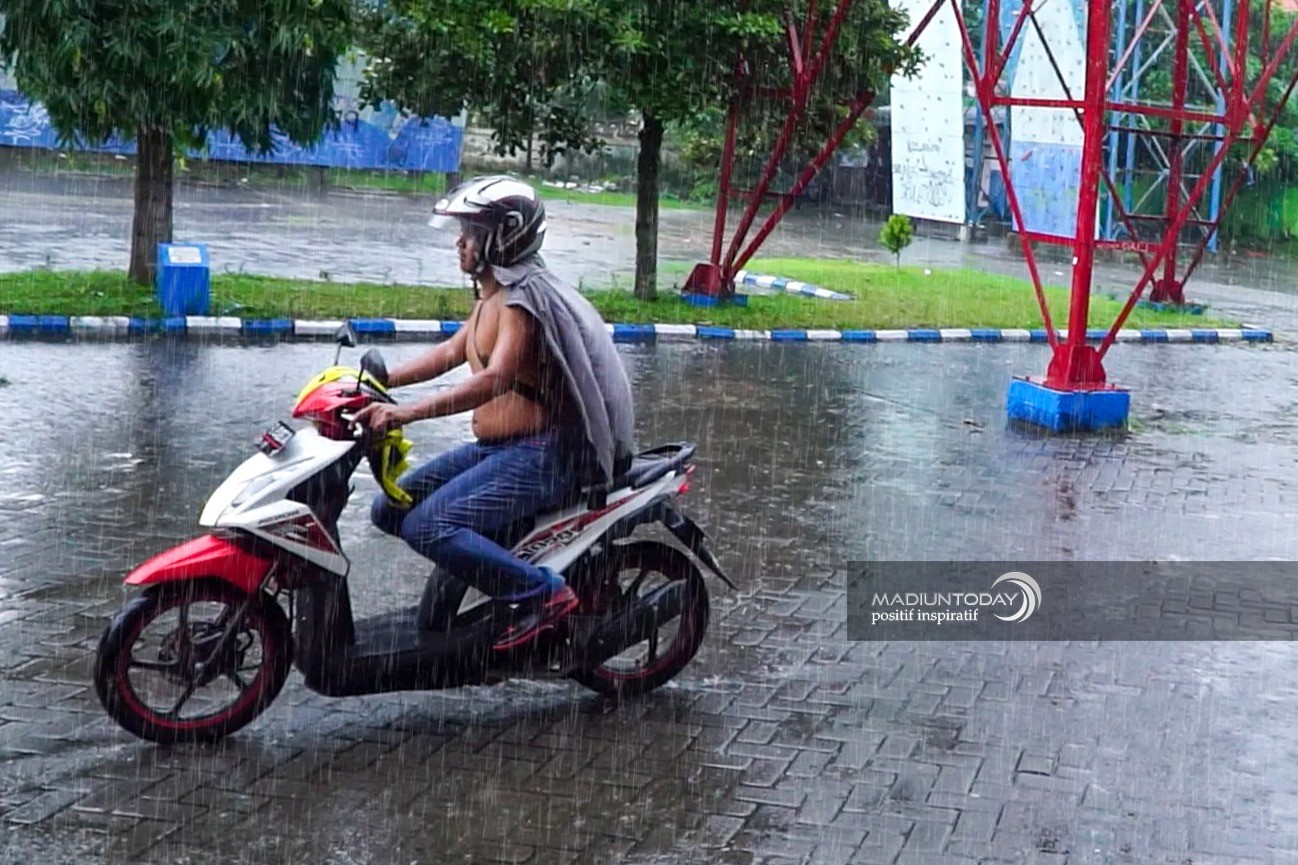 Foto utama berita: Deteksi 3 Bibit Siklon Tropis BMKG Imbau Agar Daerah Waspadai Cuaca Ekstrem