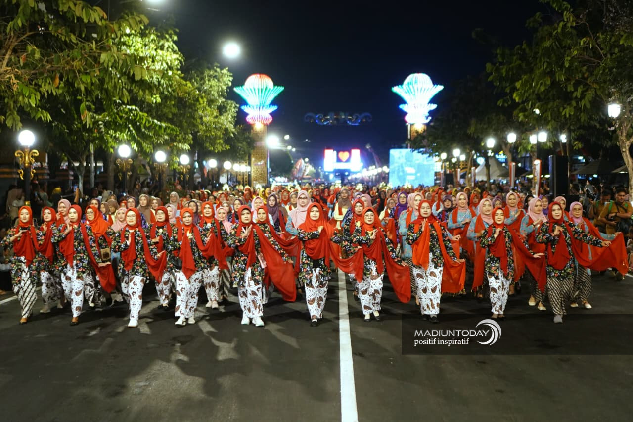 Foto 10 dari 29: 5.000 Peserta Madiun Menari Ukir Sejarah Kota, Sekaligus Jadi Bukti Cinta Masyarakat Untuk Daerahnya