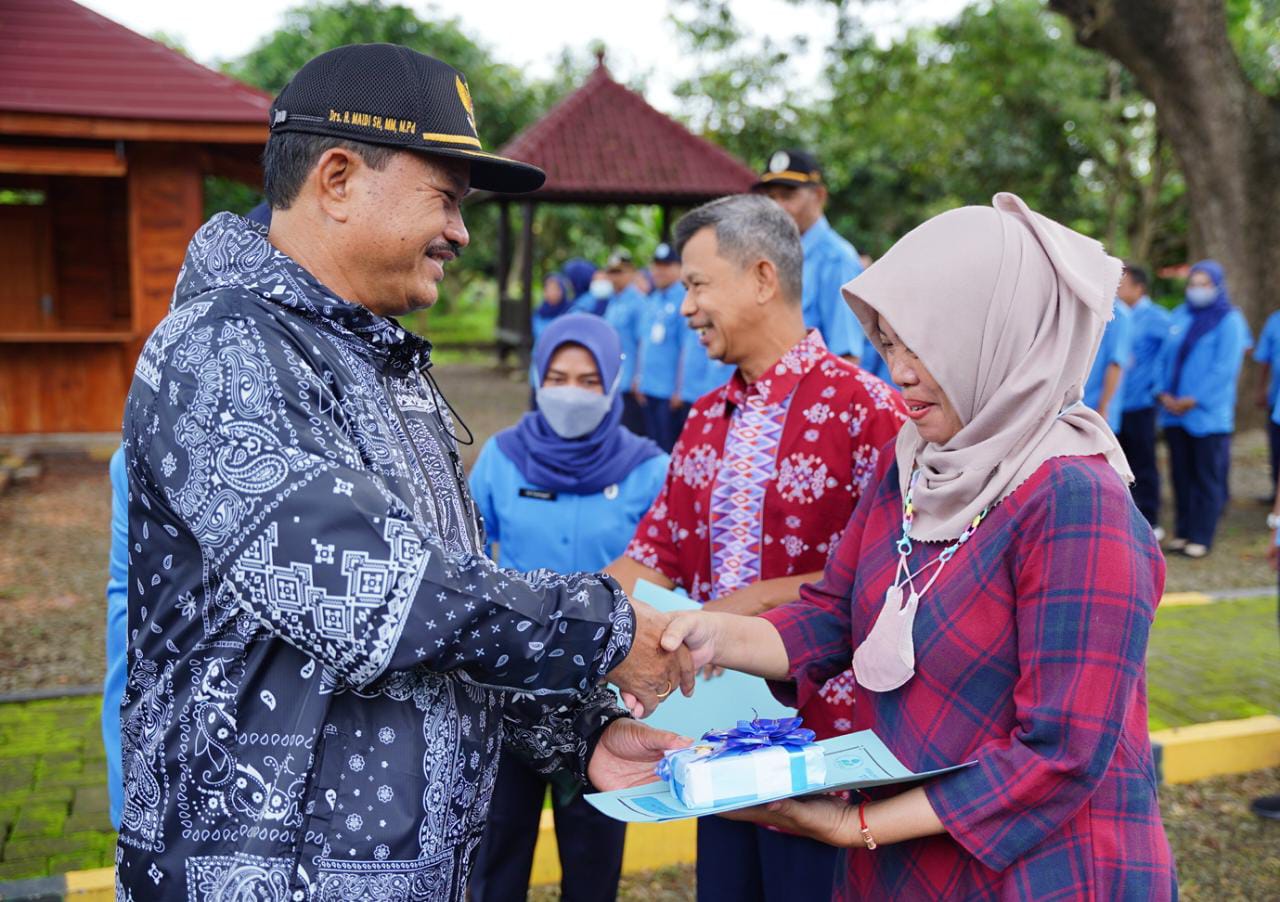 Foto 8 dari 9: Serahkan SK Pensiun Kepada Pegawai PDAM, Wali Kota Pesan Pensiunan Tetap Produktif