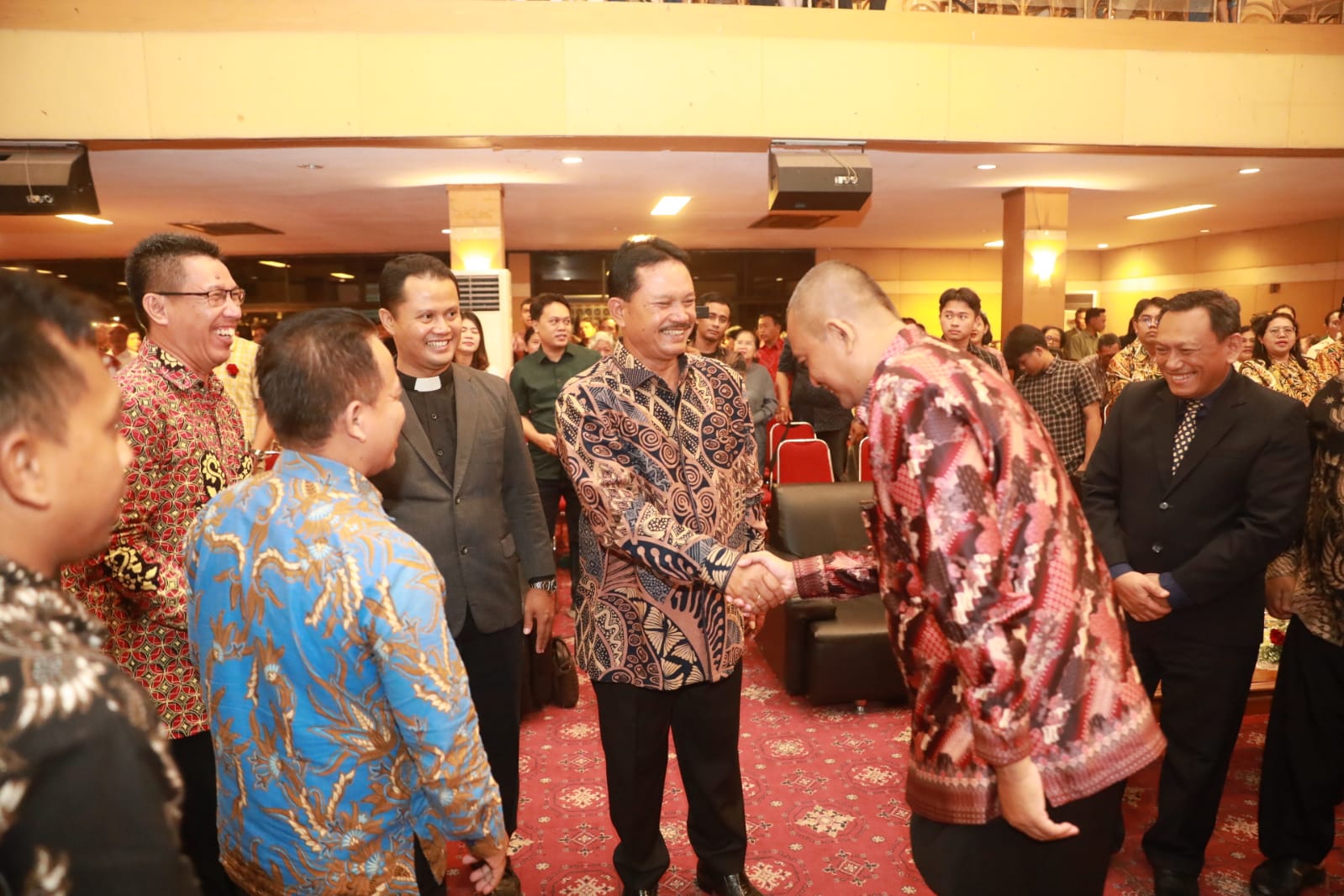 Foto 2 dari 12: Hadiri Perayaan Natal Warga GKJW Madiun, Wali Kota Harap Perayaan Natal Bawa Pesan Kedamaian