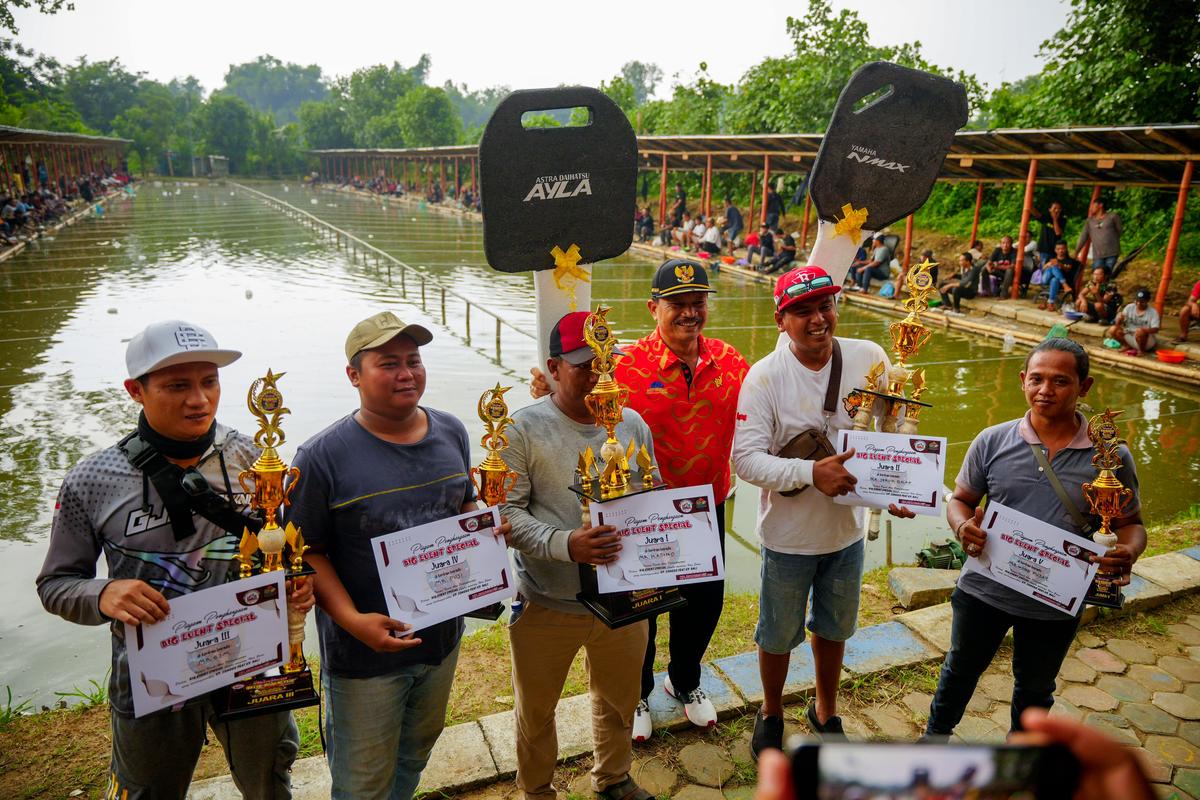 Foto utama berita: Ikut Ramaikan Kota, Wali Kota Beri Apresiasi Penyelenggara Event Mancing Ikan Emas di Bantaran Kali Madiun