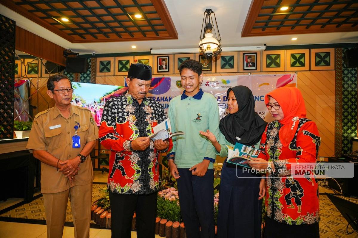 Foto 4 dari 9: Peringati Hari Kunjungan Perpustakaan, Wali Kota Wali Kota Pesan Budayakan Gemar Membaca