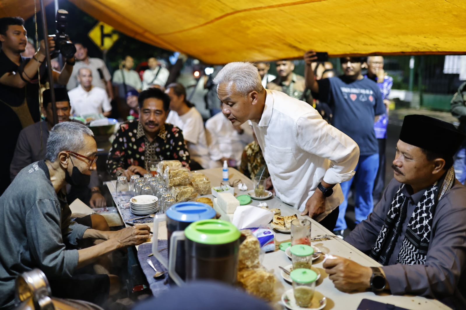 Foto 3 dari 7: Cangkruk di Warung Pak Sus Stasiun, Ganjar Pranowo: Kopi dan Jahenya Jos Tenan
