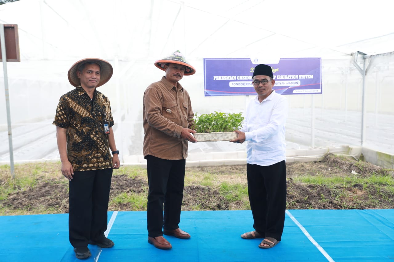 Foto 4 dari 13: Resmikan Greenhouse & Drip Irrigation System Ponpes Al Mardliyyah Madiun, Wali Kota Maidi Harap Bermanfaat