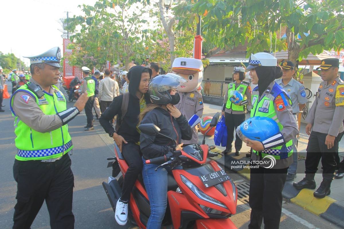 Foto 2 dari 5: Tak Pandang Usia, Pengendara Motor Wajib Pakai Helm