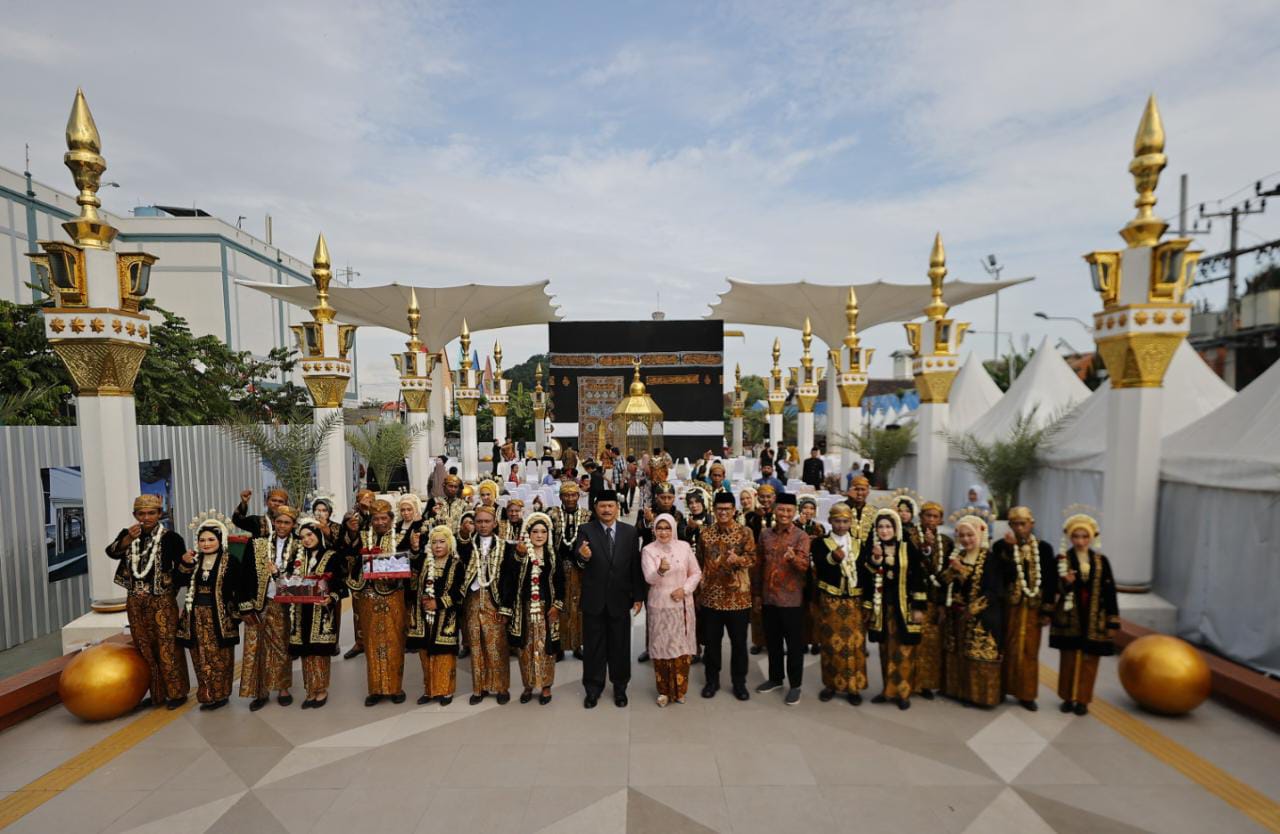 Foto 3 dari 3: Sah! Di Depan Ka'bah, 18 Pasangan Resmi Dinikahkan Wali Kota Hari Ini