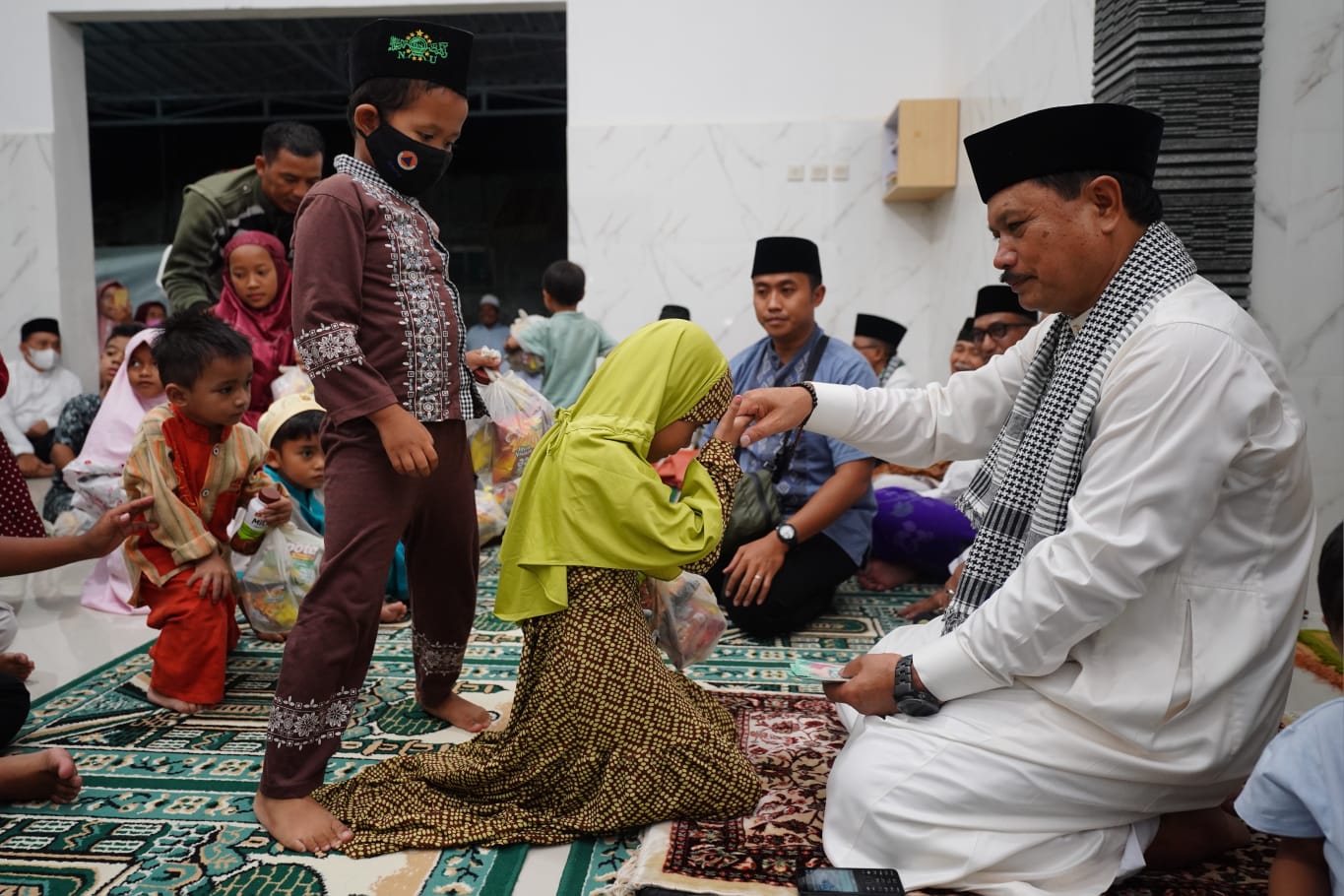 Foto 8 dari 10: Salat Isya di Musala Baiturahim, Wali Kota Salurkan Bantuan Pembangunan Rp 50 Juta