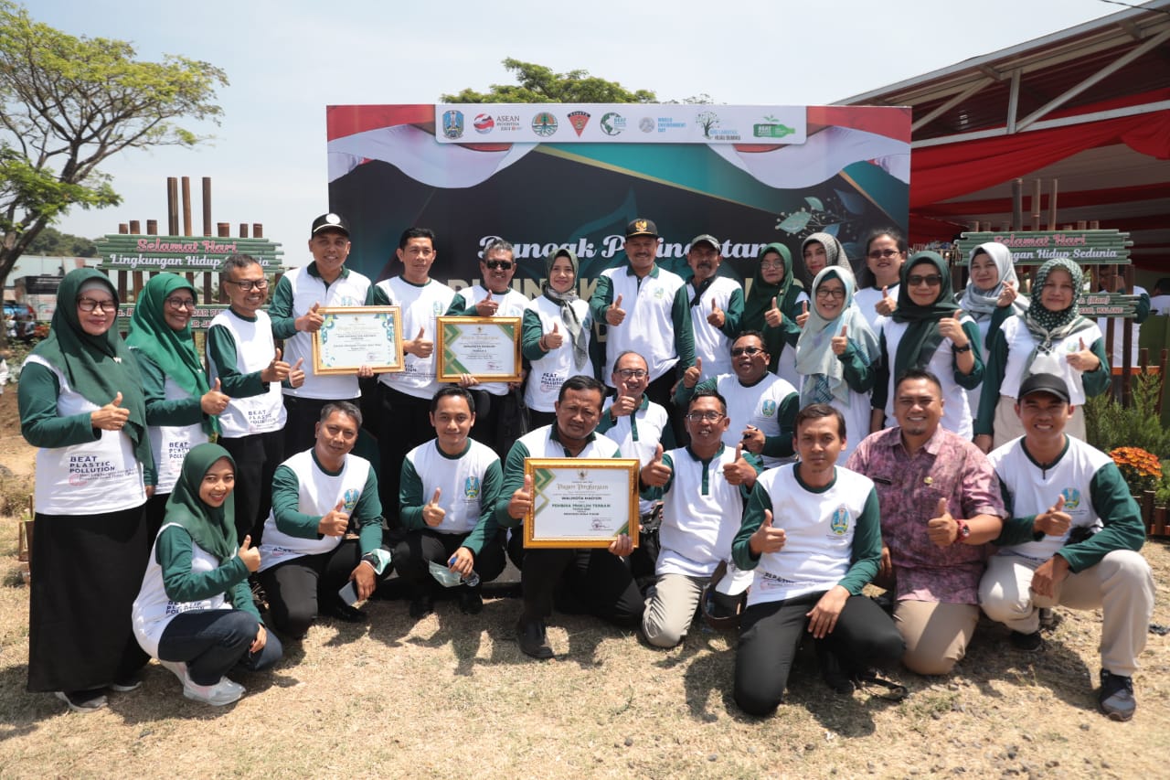 Foto 8 dari 10: Borong Penghargaan 11 Sekolah Raih Adiwiyata tingkat Provinsi, 4 Kelurahan Raih Kelurahan Berseri Tingkat Pratama