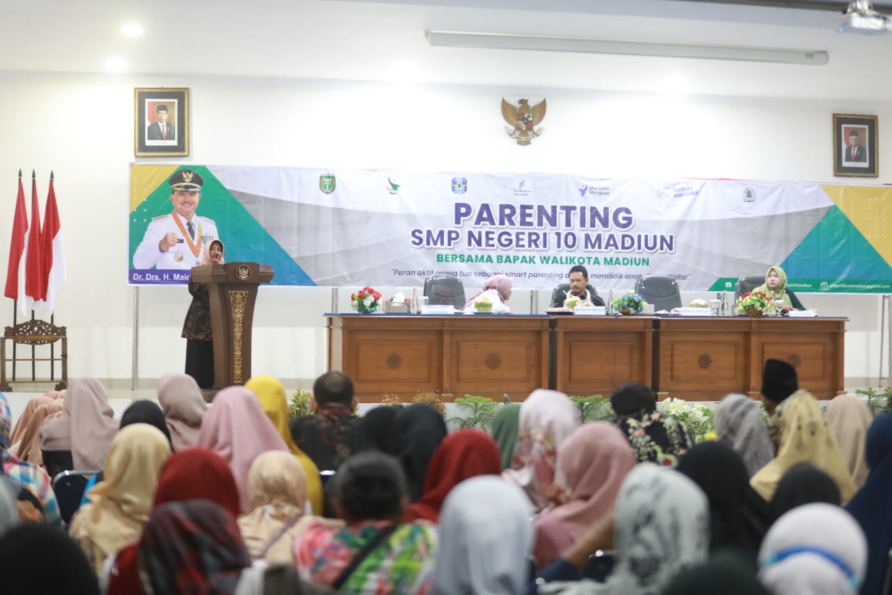 Foto 4 dari 10: Beri Arahan Parenting Bagi Wali Murid SMPN 10, Wali Kota Harap Orang Tua Bantu Wujudkan Generasi Emas 2045