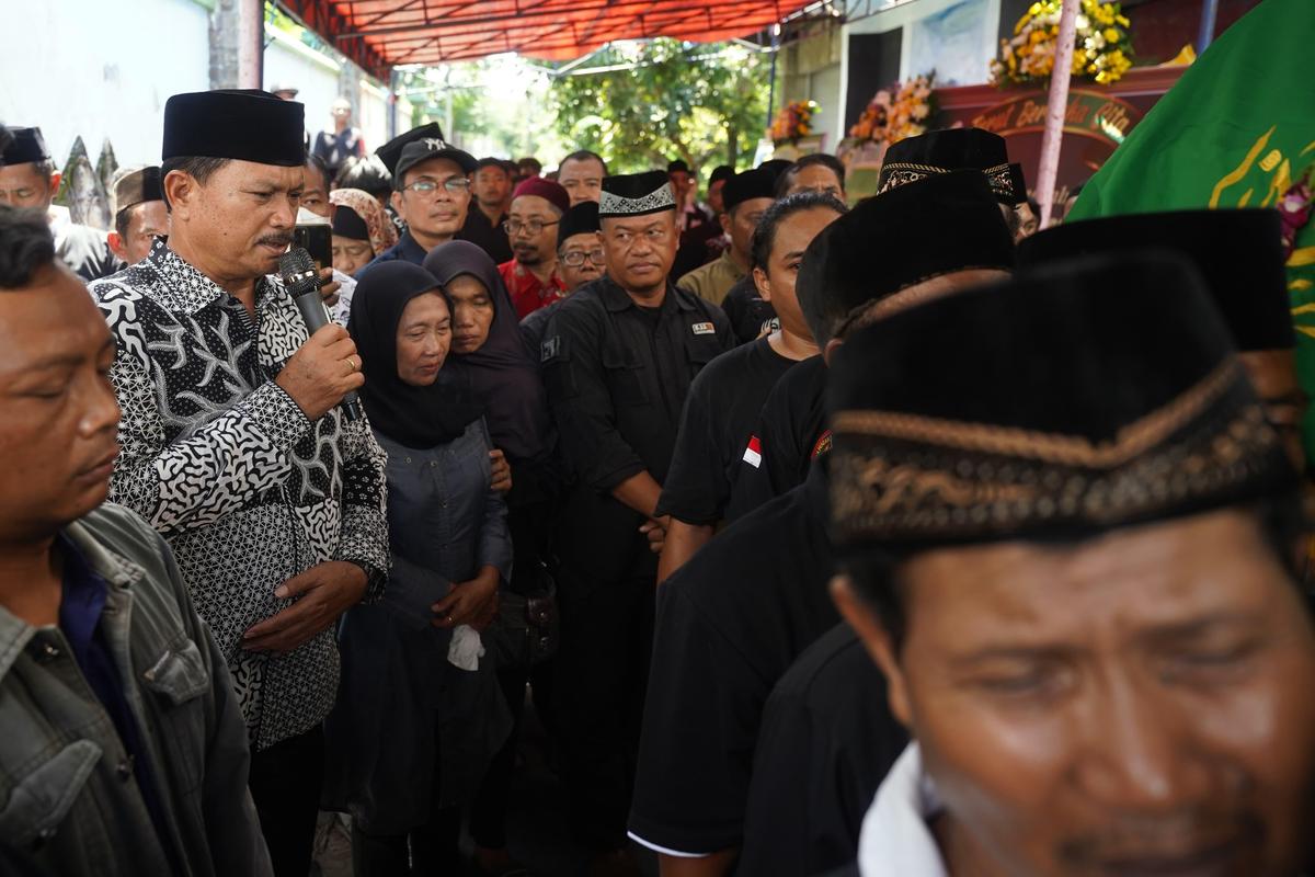 Foto 7 dari 9: Guru Besar Persaudaraan Rasa Tunggal Berpulang, Wali Kota Turut Mengantarkan Sampai Peristirahatan Terakhir
