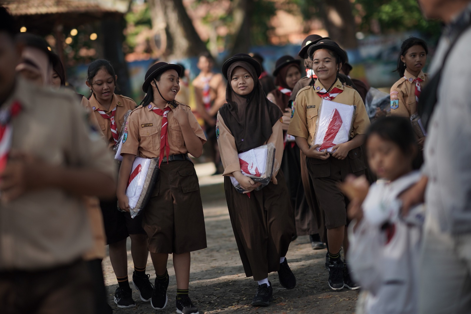 Foto 3 dari 5: Dua Anaknya Masuk SMP dan SD Sekaligus, Eni Bersyukur Dapat Seragam Gratis dan Ongkos Jahit