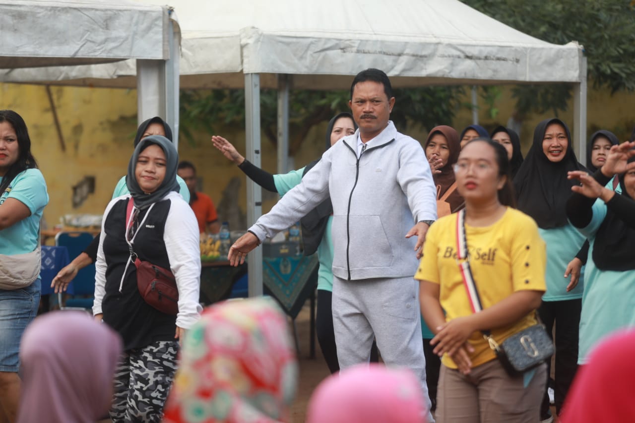 Foto 5 dari 14: Hadiri HUT Sabiya Volley Club, Wali Kota Beri Ucapan Selamat Dan Salurkan Santunan Bagi Warga Membutuhkan
