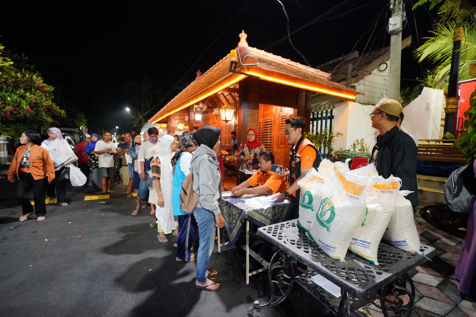 Foto 3 dari 10: Peringati Nuzulul Quran, Wali Kota Juga Salurkan Bantuan Pangan