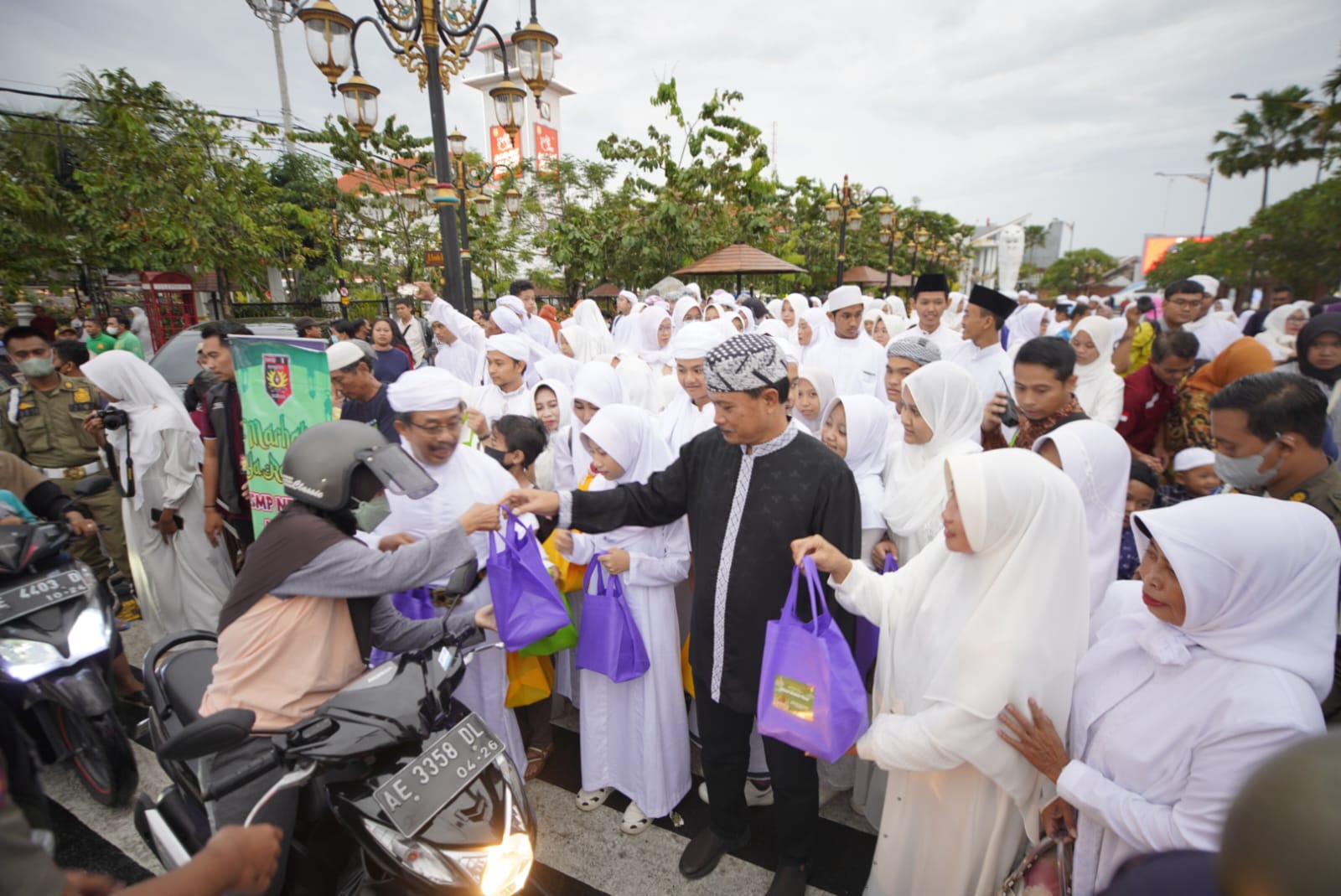 Foto 4 dari 9: Manfaatkan Momen Ramadhan, SMPN 1 Ajak Siswa Berbagi Sesama Bersama Wali Kota