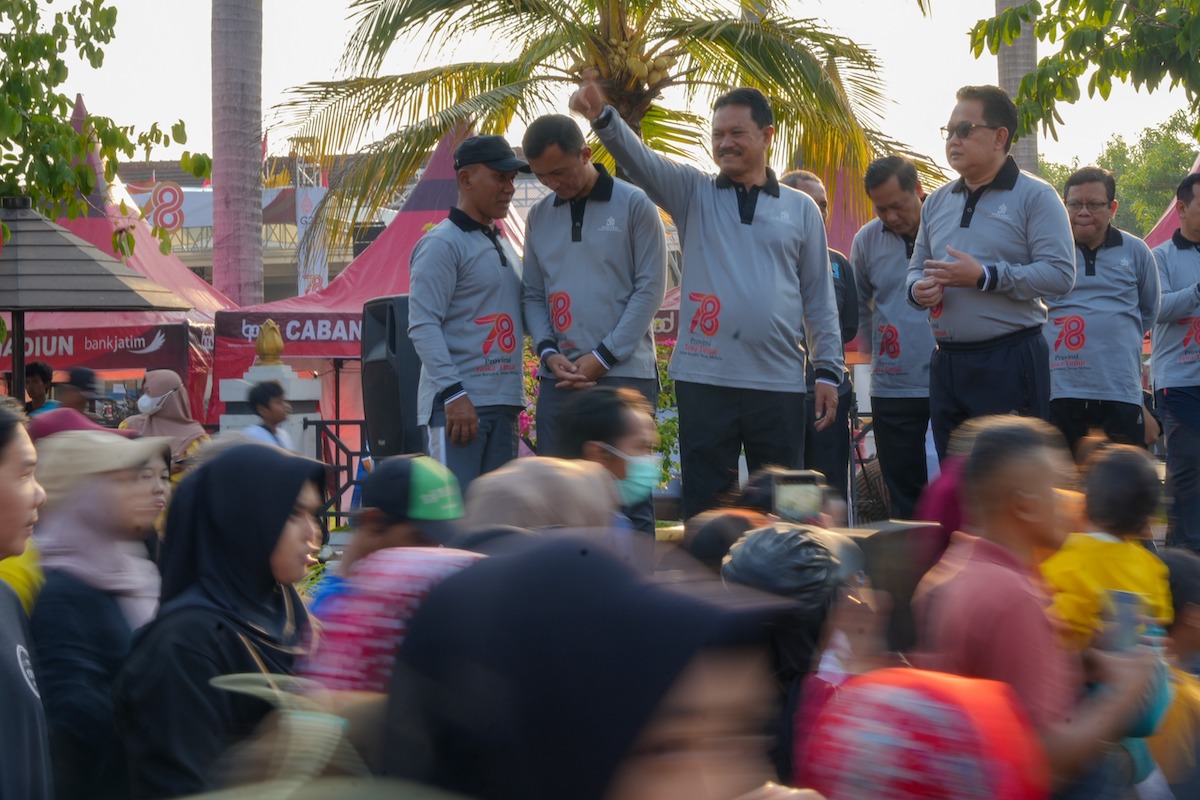 Foto 1 dari 8: Hadiri Jalan Sehat HUT ke-78 Jatim, Walikota Maidi Beri Sejumlah Santunan