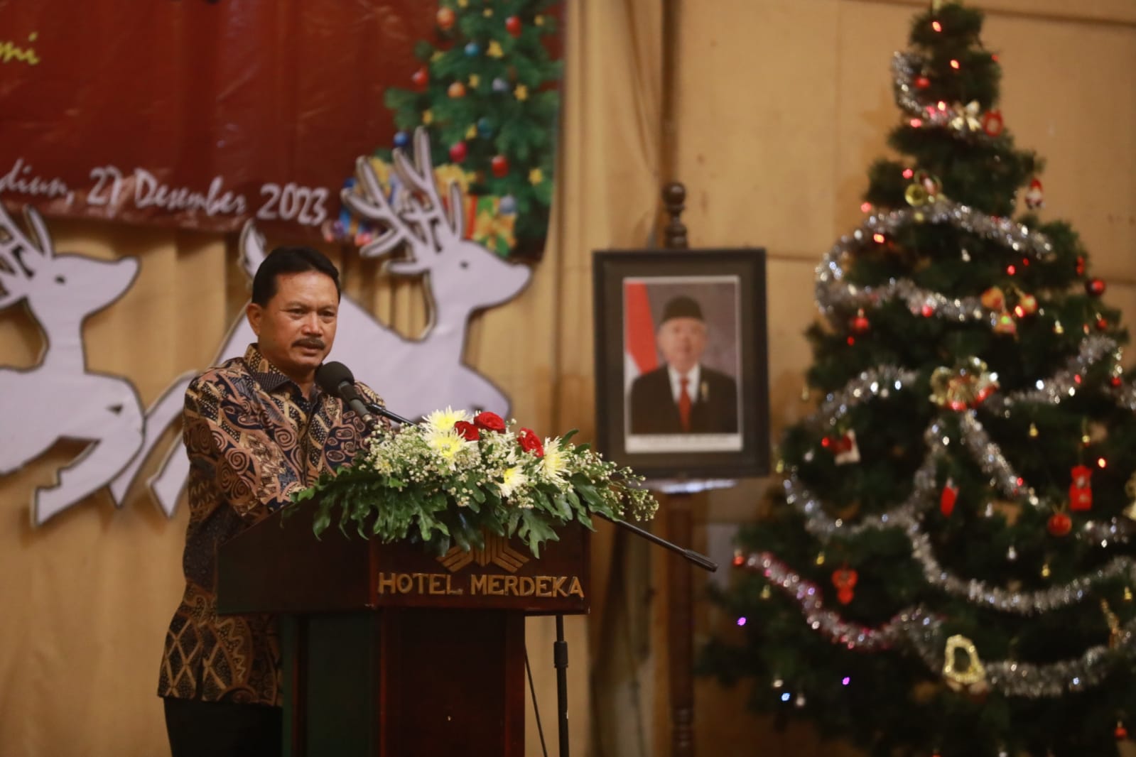 Foto 1 dari 12: Hadiri Perayaan Natal Warga GKJW Madiun, Wali Kota Harap Perayaan Natal Bawa Pesan Kedamaian