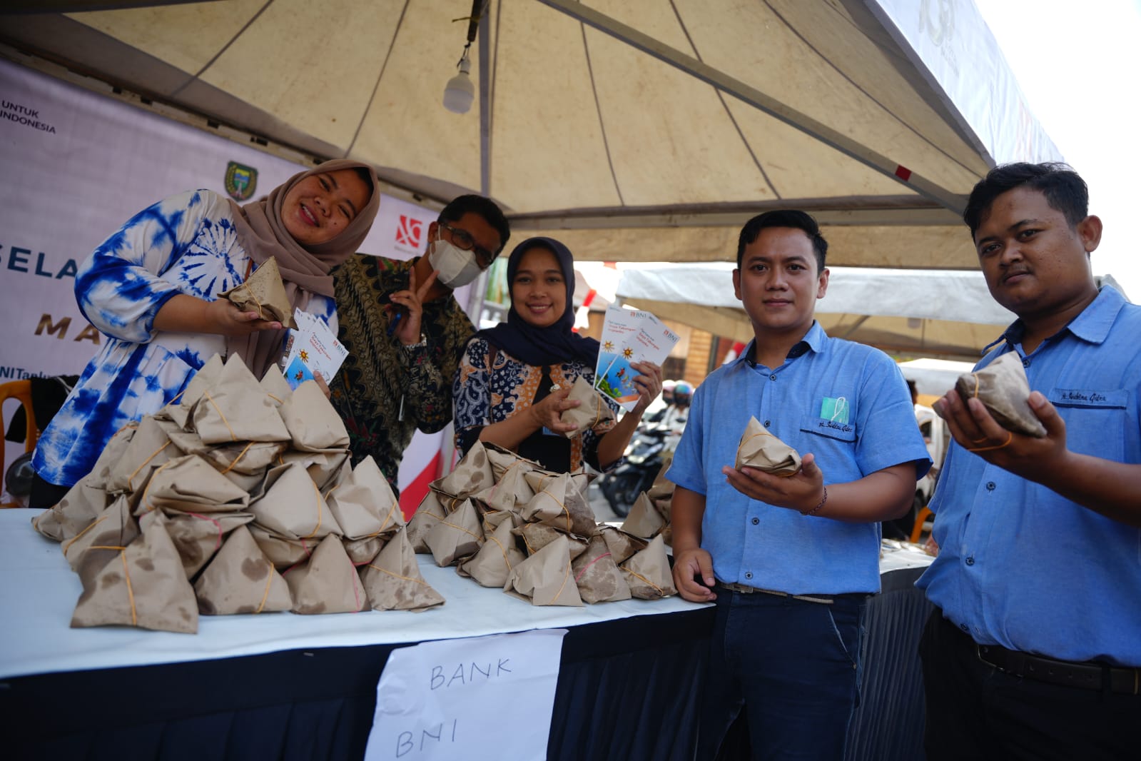 Foto 5 dari 5: Turut Meriahkan Hari Jadi, UMKM PRC Gelar Aksi Berbagi