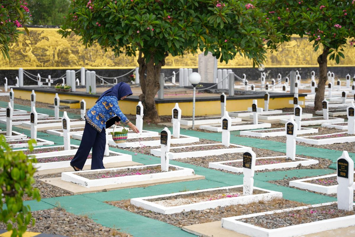 Foto 7 dari 7: Peringati Hari Pahlawan, Pemkot dan DPRD Gelar Ziarah Makam di TMP