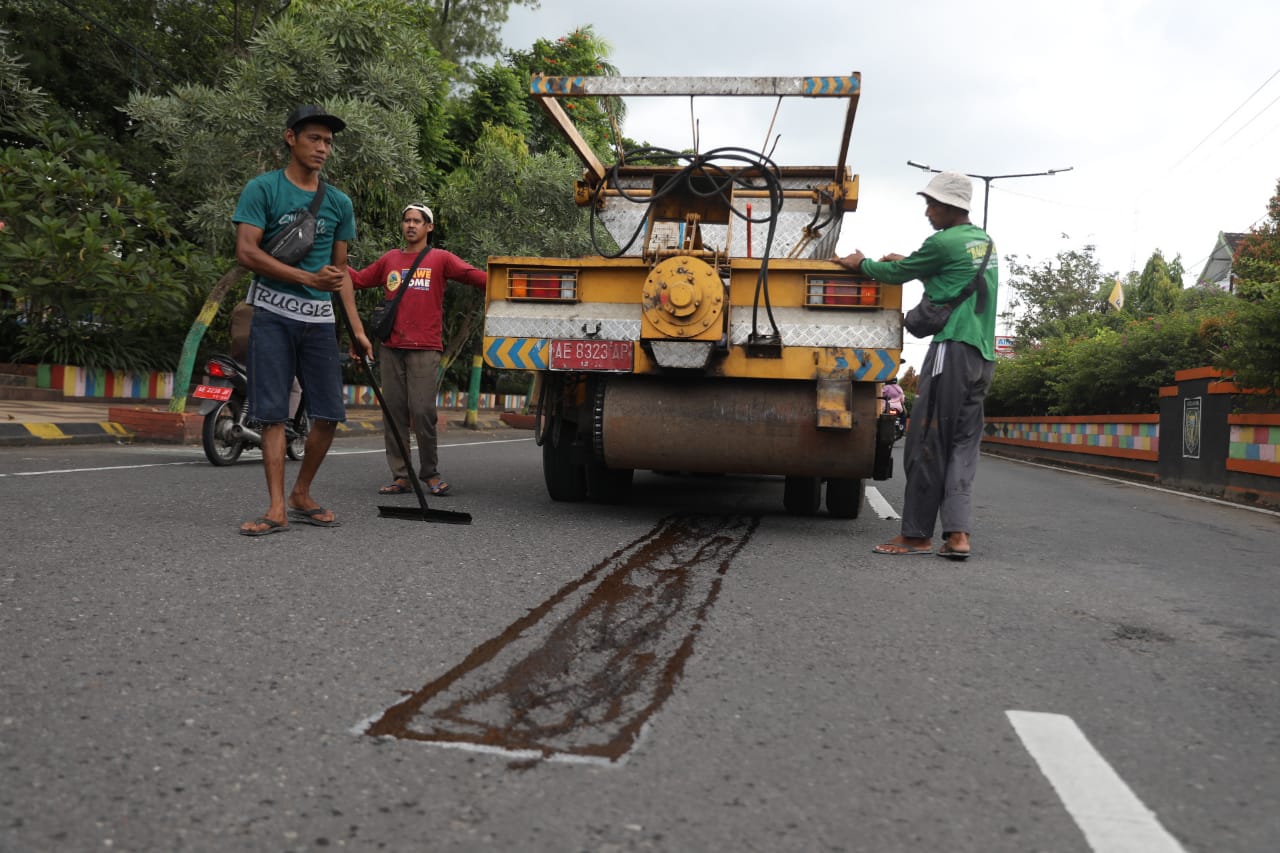 Foto 7 dari 8: Antisipasi Kecelakaan, DPUPR Tutup Jalan Berlubang