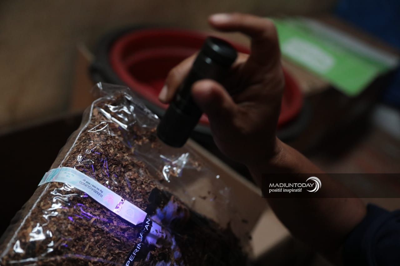 Foto 11 dari 13: Berantas Peredaran Rokok Ilegal, Satpol PP-Bea Cukai dan Tim Gabungan Gelar Razia