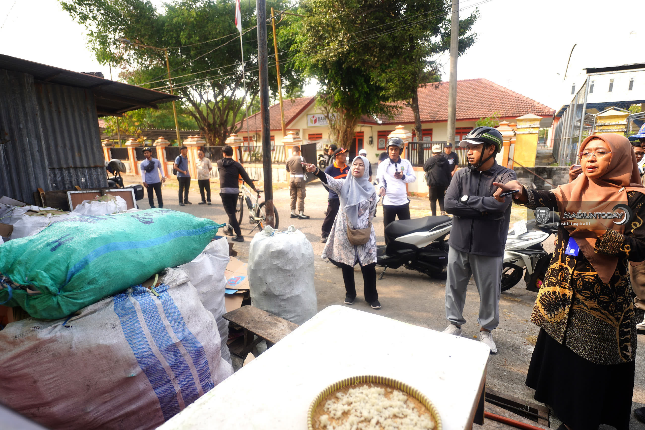 Foto 5 dari 20: Tak Hanya Dialog Malam Hari, Giat WBR Kini Dimulai Keliling Beri Solusi Langsung di Lokasi