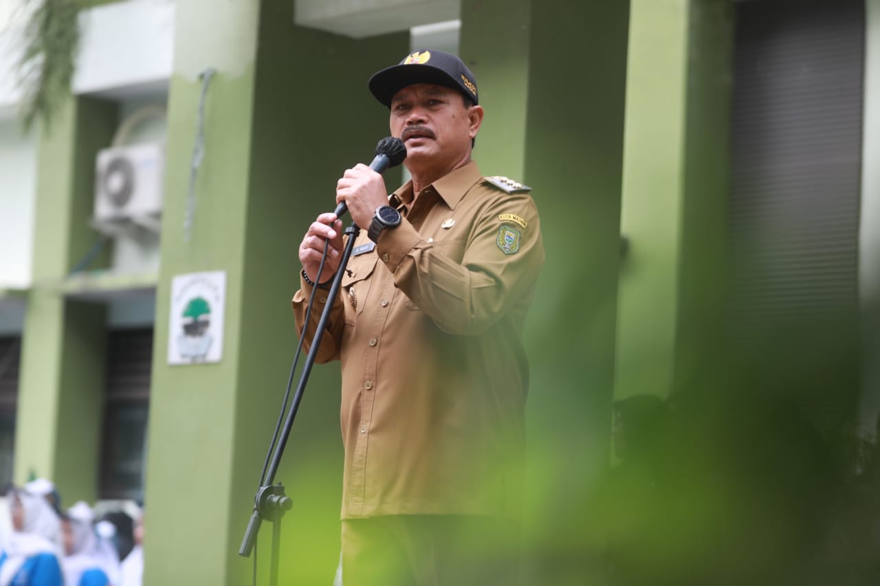 Foto 1 dari 13: Jadi Pembina Upacara di SMKN 3, Wali Kota: Kota Kita Kota Layak Anak, Mari Kita Jaga Bersama