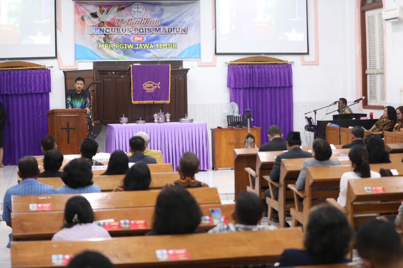 Foto 2 dari 9: Hadiri Pelantikan Pengurus PGIS Madiun, Wali Kota Beri Selamat Kepada Jemaat