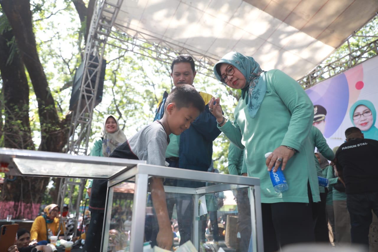 Foto 16 dari 28: Jalan Santai Bersama Warga Taman, Wali Kota : Perayaan Ini Untuk Masyarakat