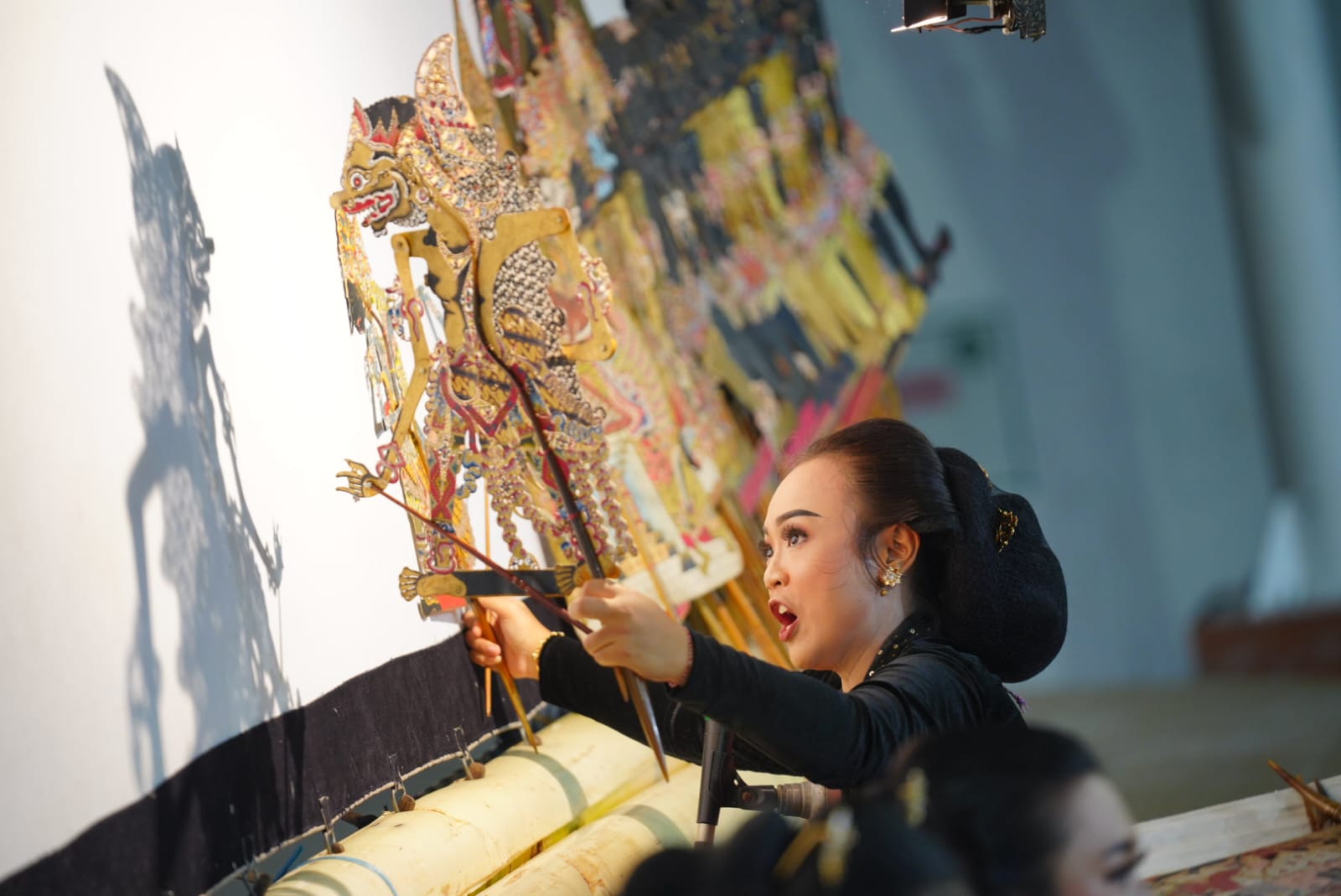 Foto 3 dari 3: Meriahkan Hari Jadi ke-105 Dan Sosialisasi Ketentuan Cukai, Pemkot Madiun Gelar Wayang Kulit Gathutkaca Winisuda