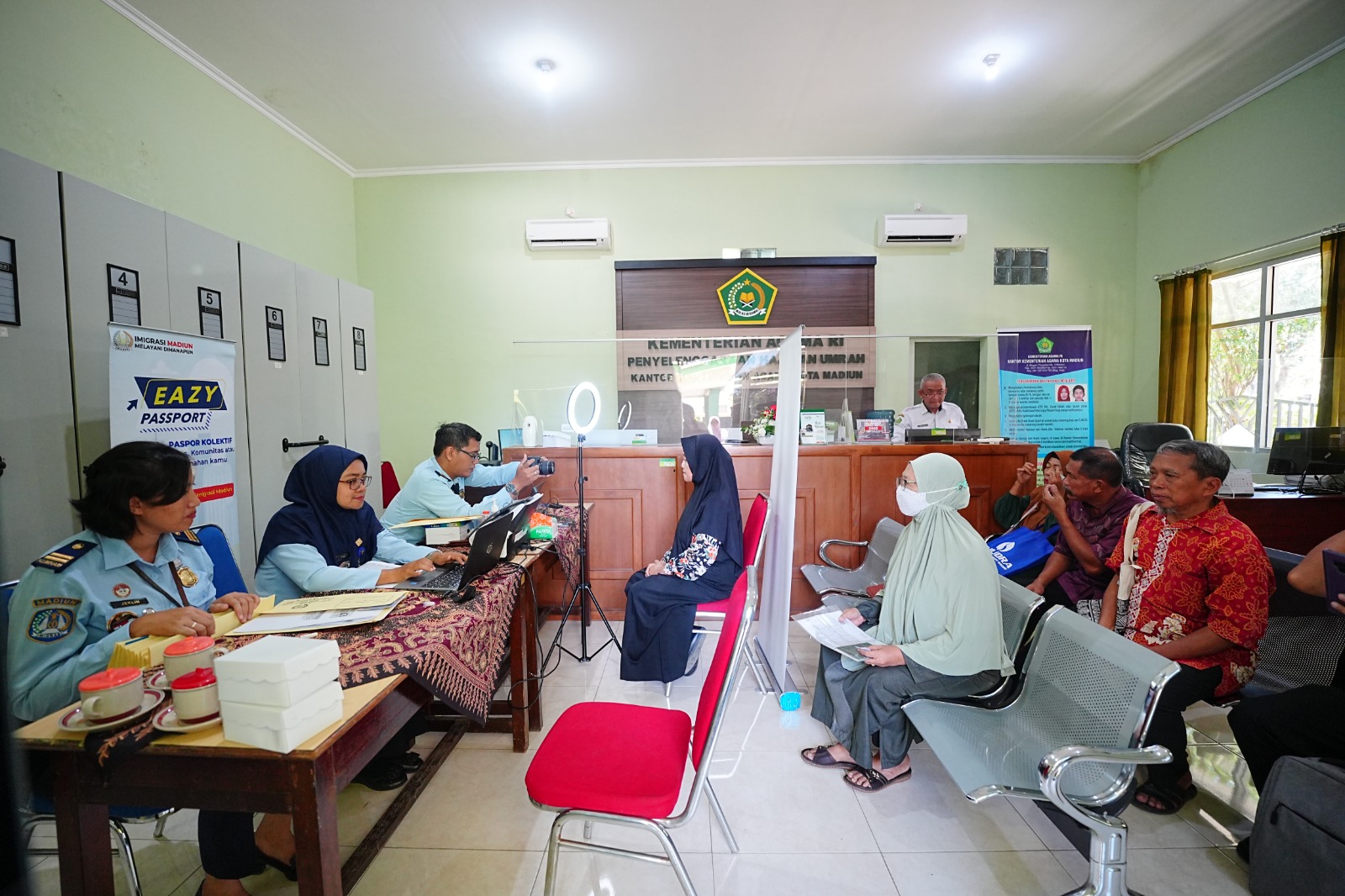 Foto 2 dari 8: Jalin Kerjasama dengan Kantor Imigrasi Kelas II Madiun, Kemenag Kota Madiun Gelar Perekaman Foto Paspor CJH