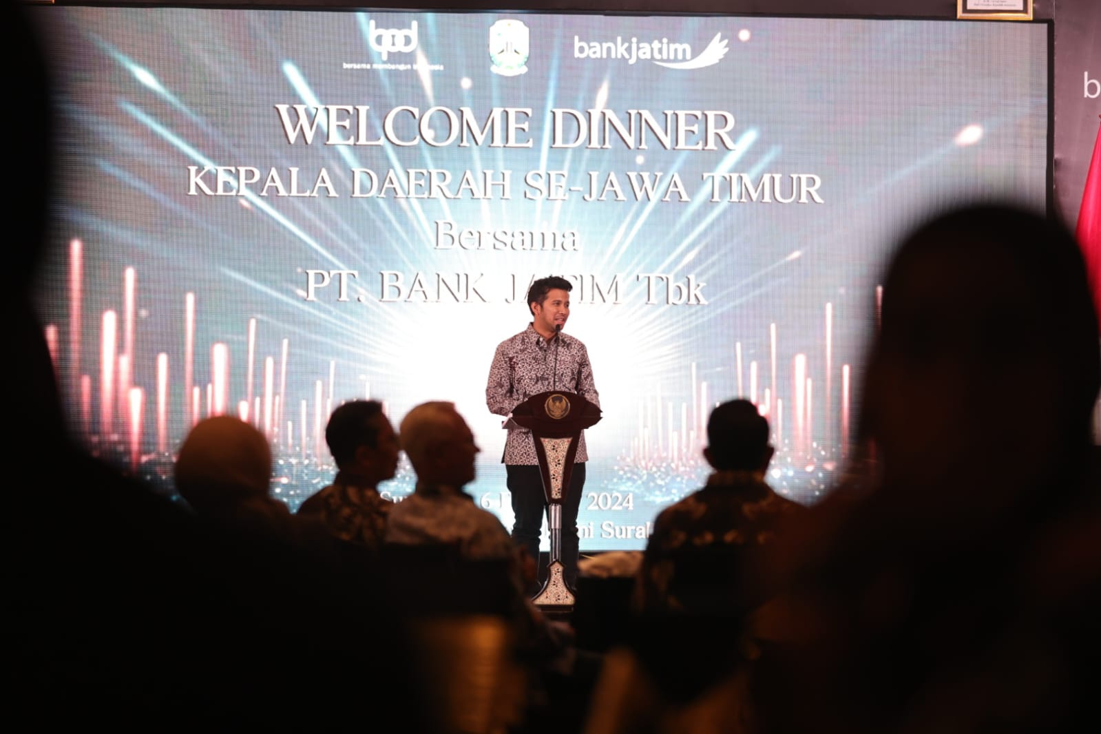 Foto 2 dari 9: Bersama Wagub Emil Dardak, Wali Kota Madiun Hadiri Gala Dinner RUPS Bank Jatim