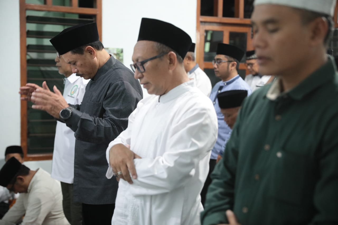 Foto 3 dari 10: Shalat Isya Berjamaah Di Masjid Al Ikhlas, Wali Kota Ajak Masyarakat Jaga Kerukunan