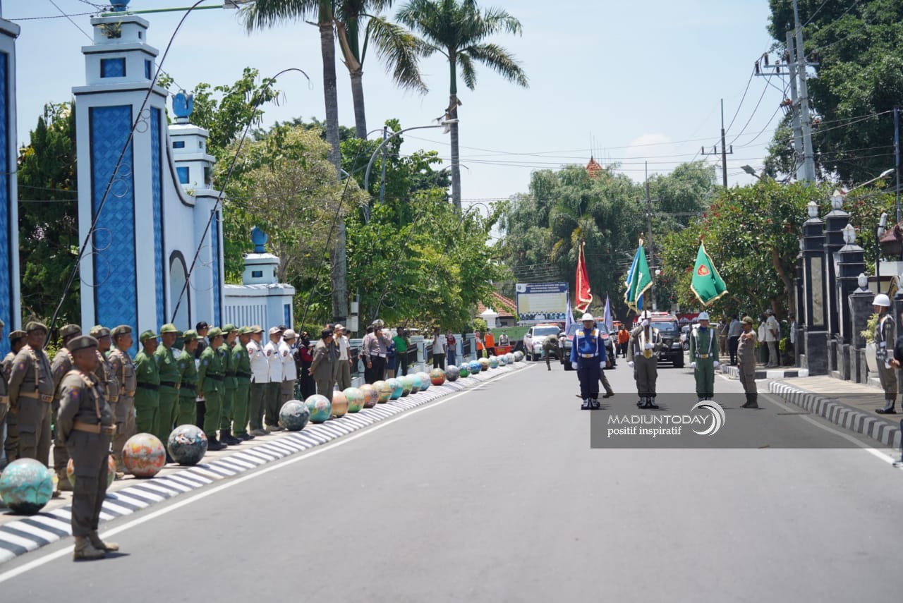 Foto 9 dari 9: Bukan Sekedar Kirab Bendera, Pataka Jer Basuki Mawa Bewa Syarat Makna