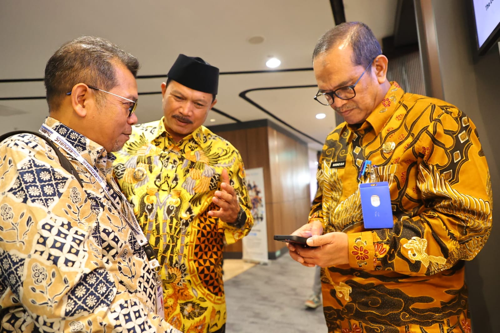 Foto 2 dari 5: Dapat Penghargaan Lagi, Wali Kota Raih Penghargaan The Right Man On The Right Place dari Lensa Indonesia Kali Ini