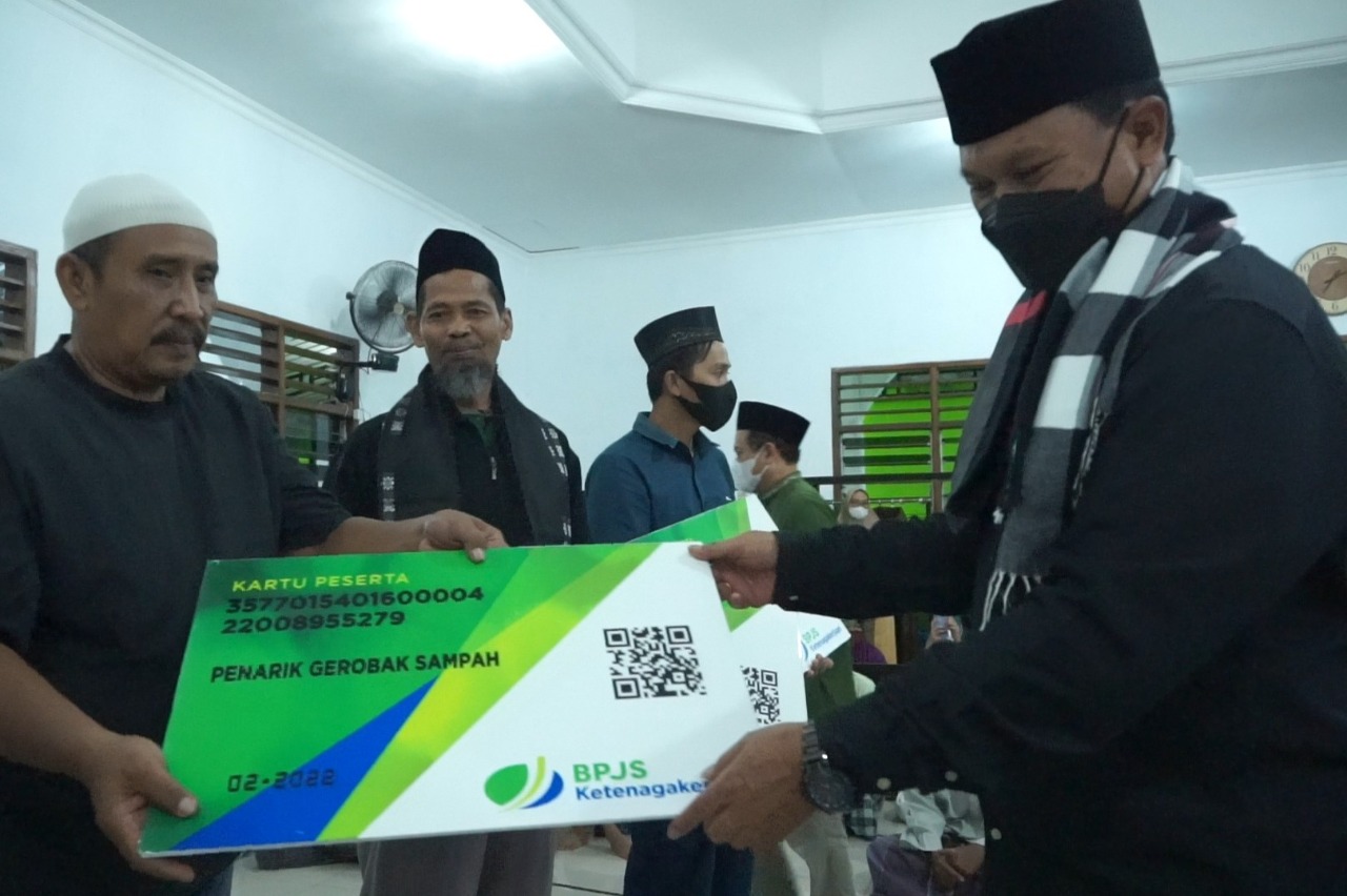 Foto 6 dari 6: Salat Isya di Masjid Taqwa, Wali Kota Ajak Jamaah Turut Bangun Kota
