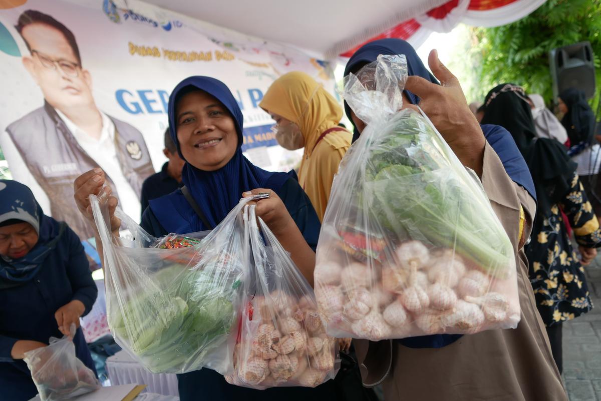 Foto 3 dari 19: Stabilisasi Harga Dan Stok Bahan Pangan, Pemprov Jatim - Pemkot Madiun Hadirkan Gerakan Pangan Murah