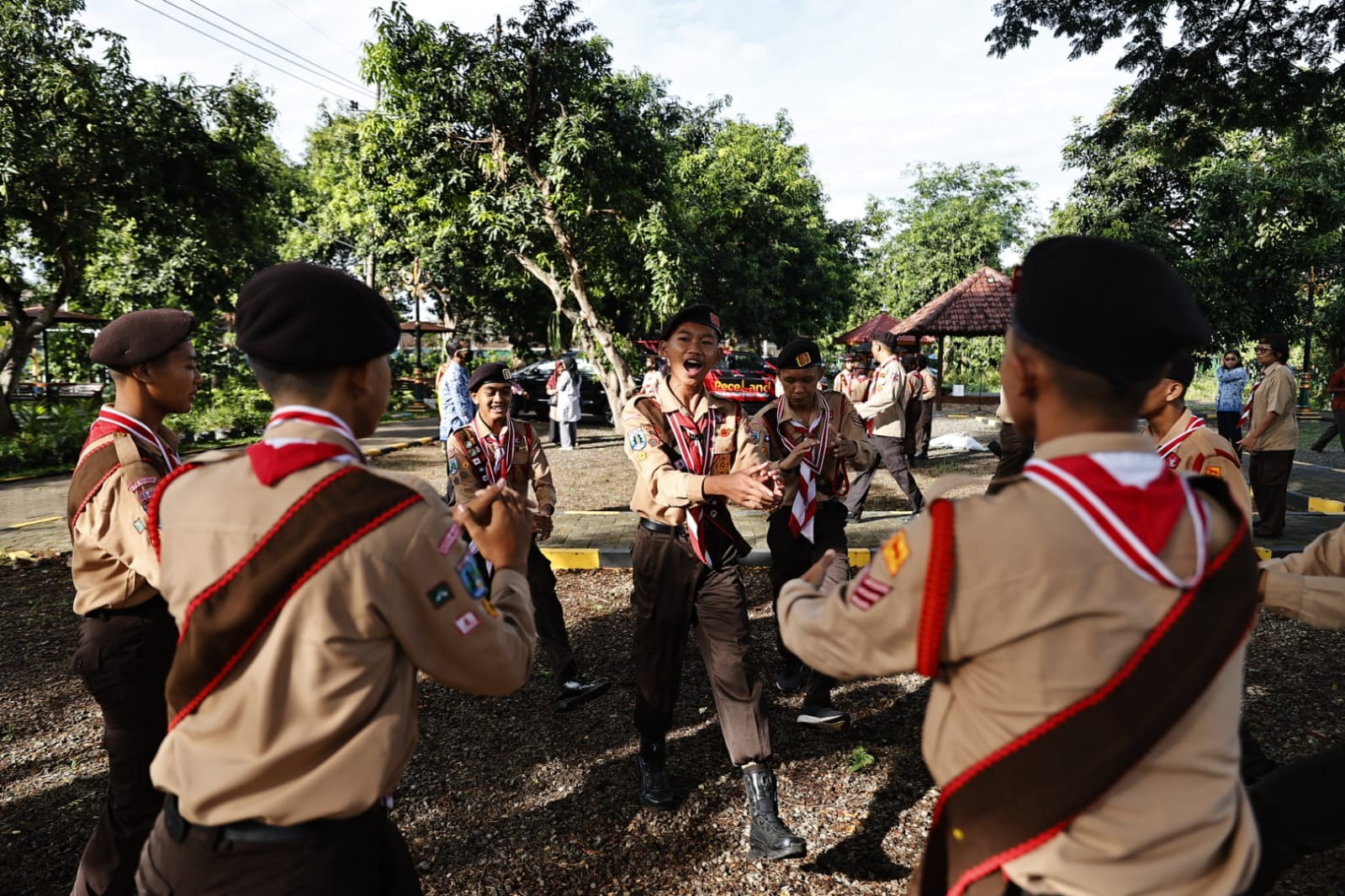 Foto 6 dari 11: Berangkatkan Peserta Lomba Pramuka Tingkat IV, Wali Kota: Pramuka Pribadi yang Tahan Banting