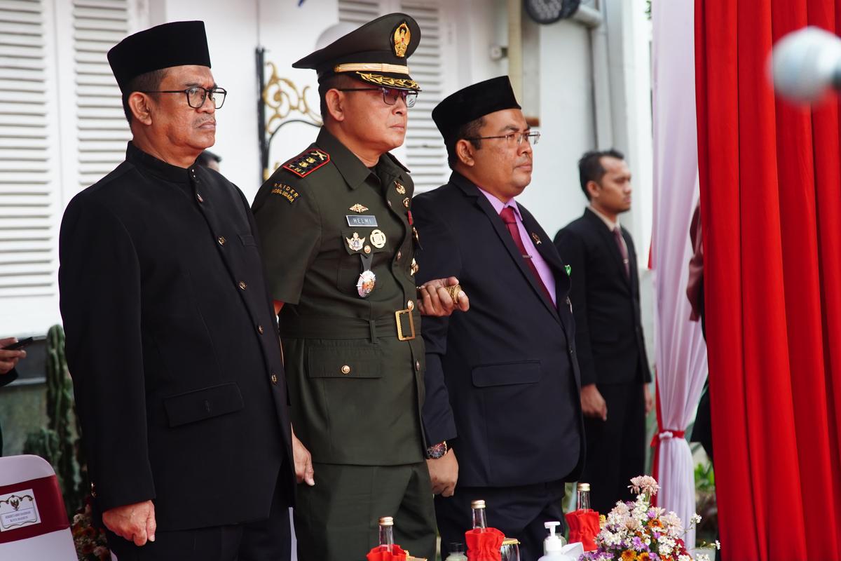 Foto 3 dari 16: Gelar Upacara Hari Jadi ke-79 Pemprov Jatim, Pj Wali Kota Ajak Masyarakat Berperan Aktif dan Ikut Sukseskan Pemilu