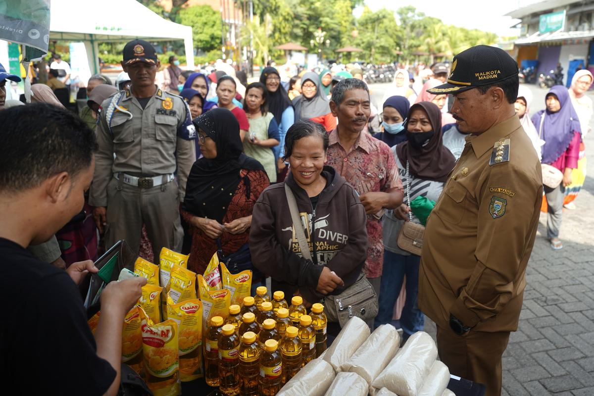 Foto utama berita: Tinjau Gerakan Pangan Murah, Wali Kota: Sembako Murah Ada Setiap Hari, Masyarakat Tidak Perlu Khawatir