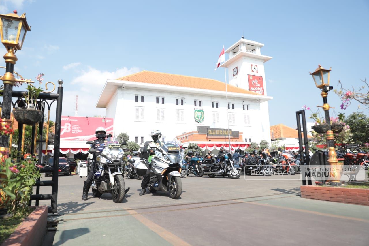 Foto 11 dari 12: Touring Jakarta-Atambua, Komunitas HDCI Mampir Kota Madiun dan Bagi Santunan untuk Veteran