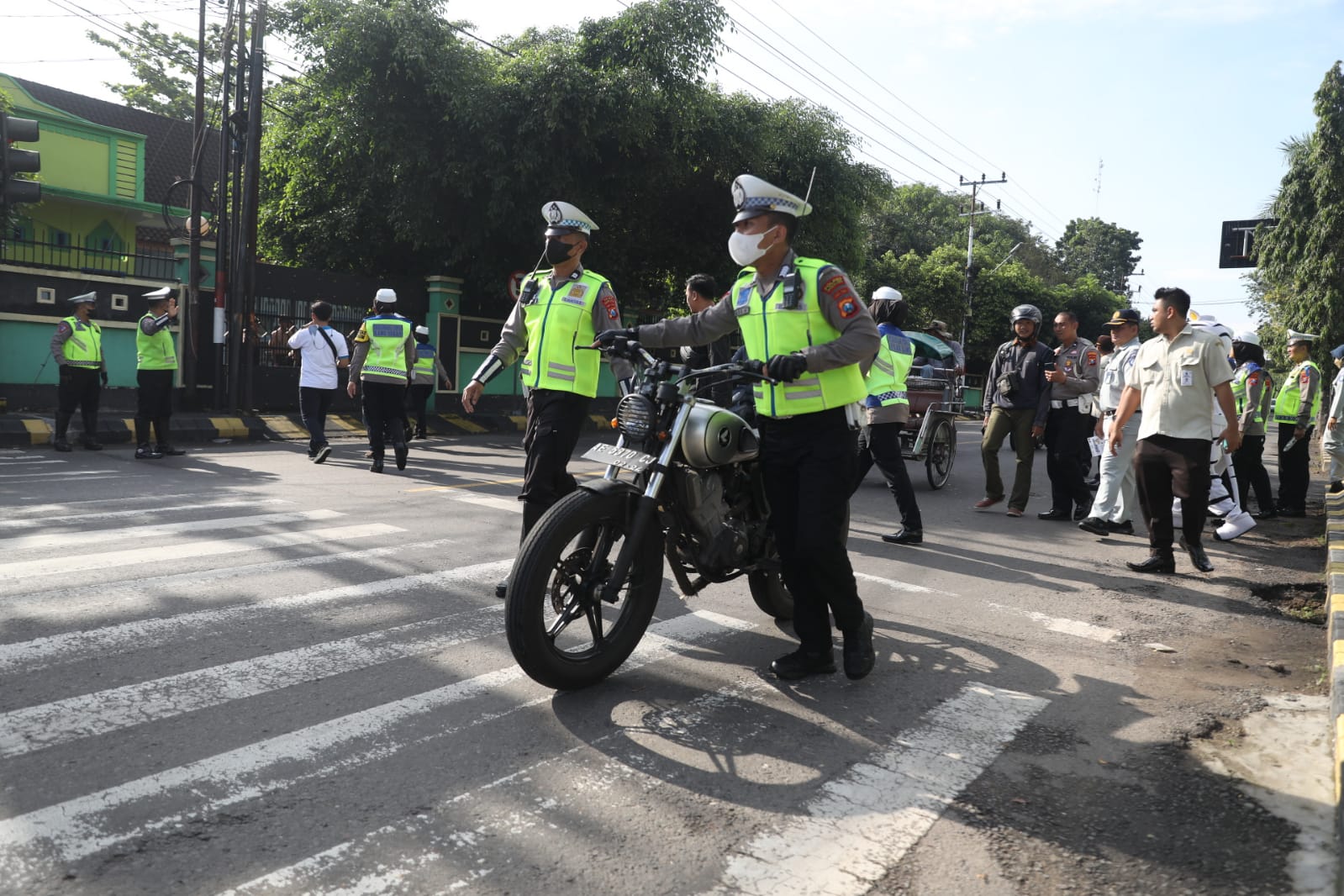 Foto 6 dari 7: Gelar Operasi Keselamatan, Satlantas Beri Reward Pengendara Yang Tertib Aturan